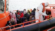 Каждый шестой из 300 000  Несовершеннолетние мигранты, ищущие убежища в государствах-членах ЕС, лишены ухода за взрослыми, - пишет газета L'Osservatore Romano со ссылкой на данные Евростата за 2017 год